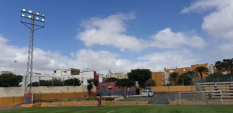 Renovación de luminarias del campo de fútbol de Las Remudas/TA.